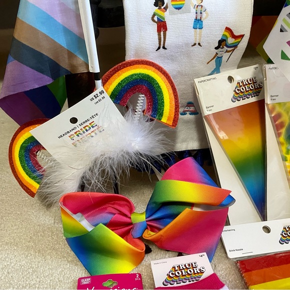 PRIDE 🏳️‍🌈 I’ve added more items!  bundle banners, flags, hand towel, visors - Picture 10 of 14